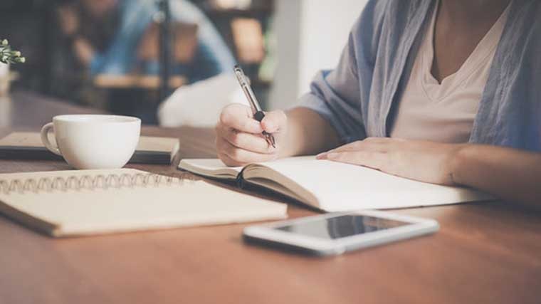 Foto de una persona escribiendo